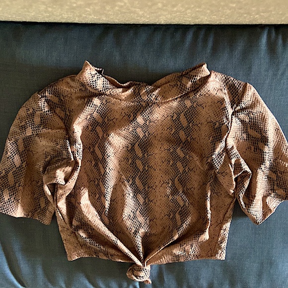 Python print Rashguard Cropped, short sleeve w knot Swim top - Picture 3 of 7